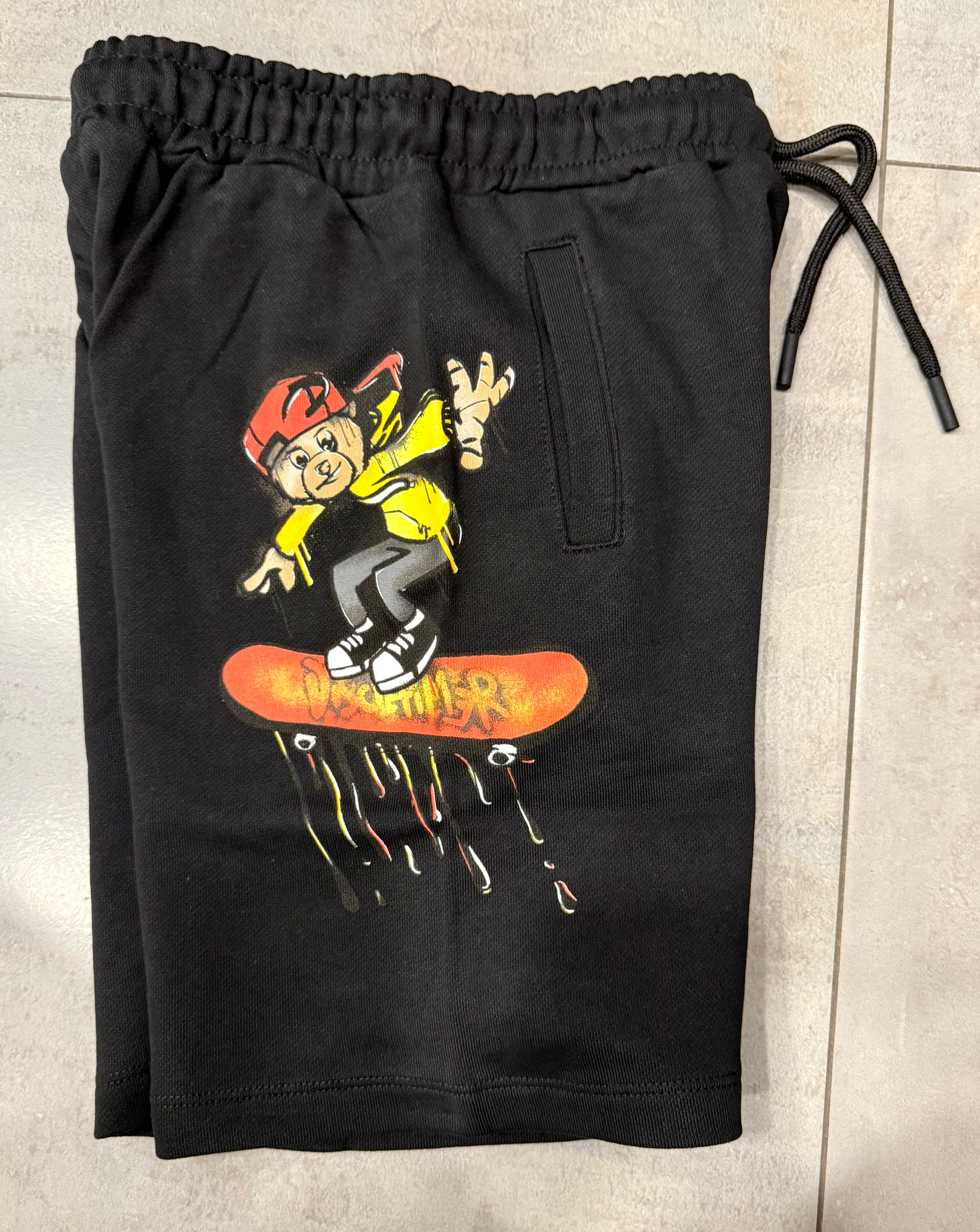 Bermuda in Felpa di Cotone | Nero con Stampe Laterali Colorate DISCLAIMER l'aquiloneBermuda felpa Disclaimer neroabbigliamento bambino